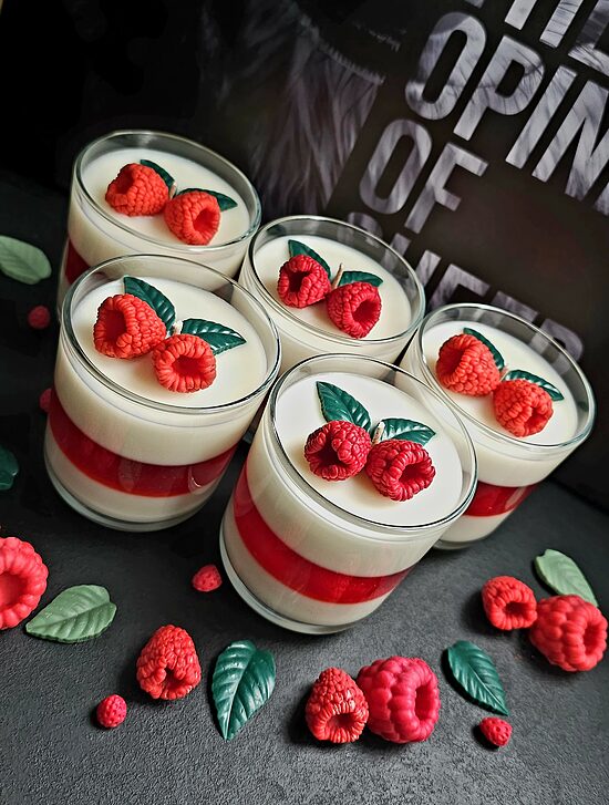Dekoratīvā sojas vaska svece „Raspberry Panna Cotta”